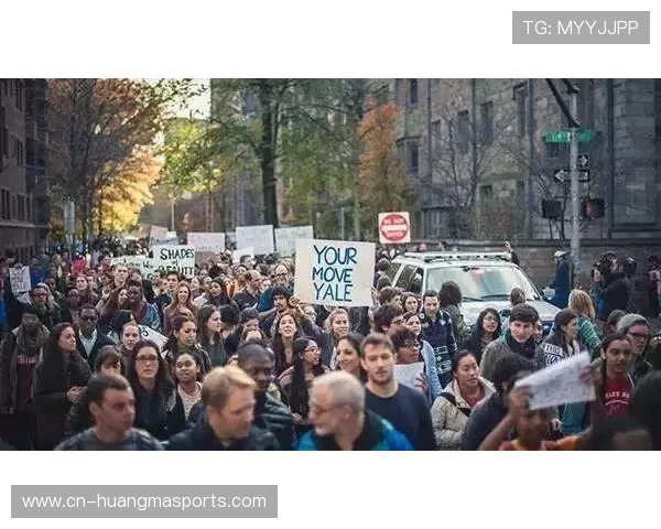 法兰克福球迷场内展示反种族歧视横幅，欧足联启动调查程序